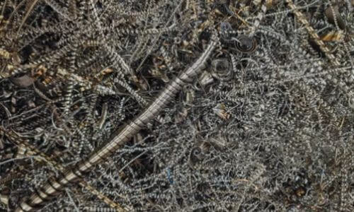 Componenti in metallo, spesso contaminati da olio o altri residui, devono essere riciclati o smaltiti correttamente