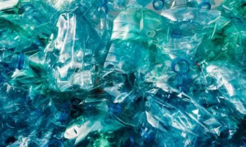 Il riciclaggio meccanico prevede la raccolta, la selezione, la pulizia e la triturazione della plastica