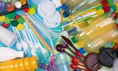 La degradazione della plastica produce microplastiche