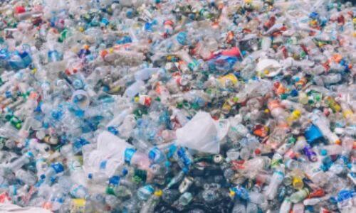 L'industria della plastica sta esplorando materiali alternativi e tecnologie per ridurre l'impatto ambientale della plastica